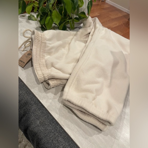NWT Amazon Essential Unisex Regular Fit Microfleece Closed Bottom Ivory Pants - Picture 4 of 5